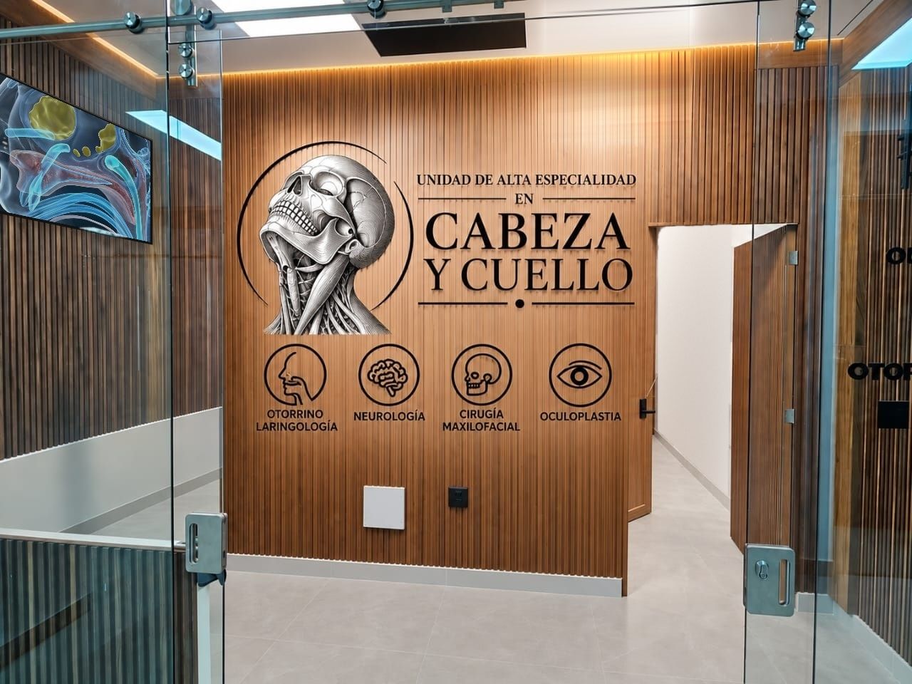 Recepción de la Unidad de Alta Especialidad en Cabeza y Cuello con su logotipo